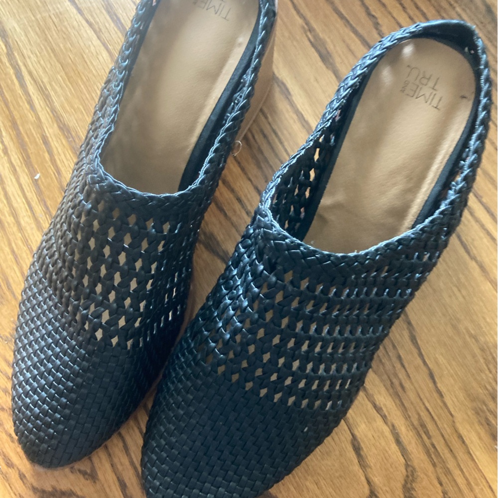 Women’s sz 10 low/med heel slip-on breathable